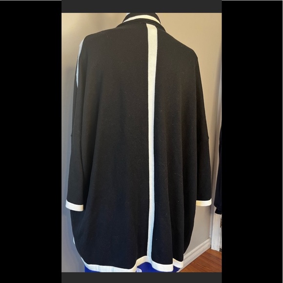 NWOT Chico’s Cape in Black and Cream! - Picture 6 of 9